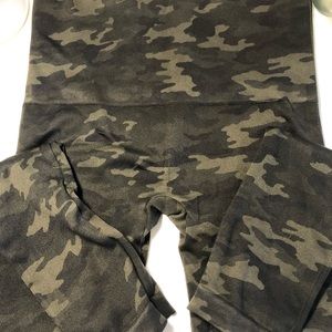 Camouflage SPANX leggings. Great condition. M